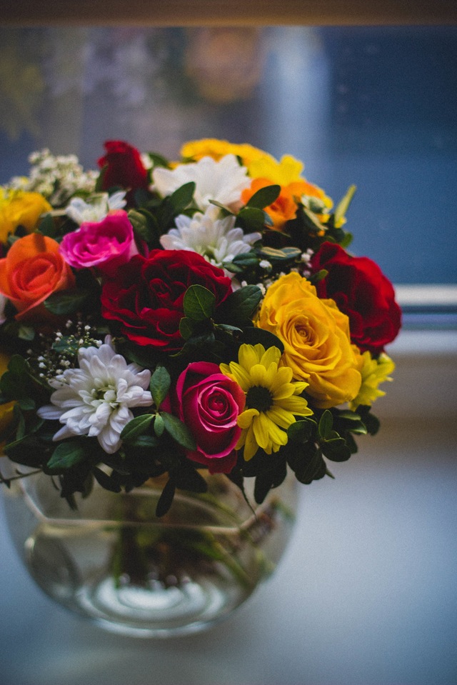 Close Up Photography of Multi Petaled Plants in Clear Glass Vase- Plants in vase